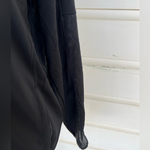 Under Armour Woman’s Black Lightweight Athletic Jacket with Pockets Size Medium - Picture 2 of 5